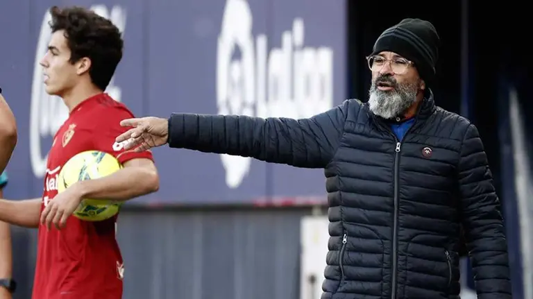 Alvaro Cervera, entrenador del Cádiz, durante el partido disputado este martes en Pamplona ante Osasuna. EFE/Jesús Diges