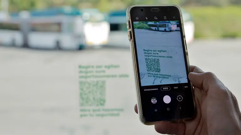 Una persona escanea un código QR en el interior de una villavesa para conocer las medidas sanitarias implementadas. MANCOMUNIDAD DE LA COMARCA DE PAMPLONA