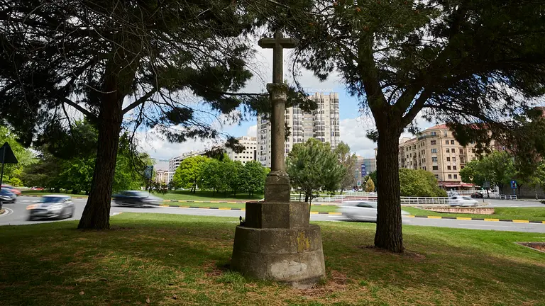 La Cruz Negra situada al principio de la calle Abejeras en Pamplona. PABLO LASAOSA