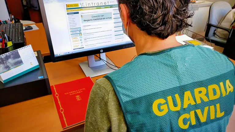 Un agente de la Unidad Orgánica de Policía Judicial de la Guardia Civil. GUARDIA CIVIL DE NAVARRA
