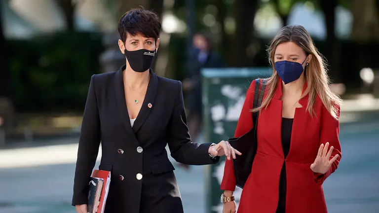 La Consejera de Economía y Hacienda, Elma Saiz (izquierda), a su llegada al Parlamento foral para la sesión plenaria de este jueves. MIGUEL OSÉS