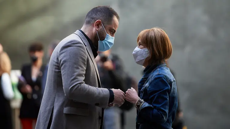 El portavoz del PSN, Ramón Alzorriz, habla con la portavoz de Geroa Bai, Uxue Barkos, durante el pleno del parlamento de este jueves. MIGUEL OSÉS