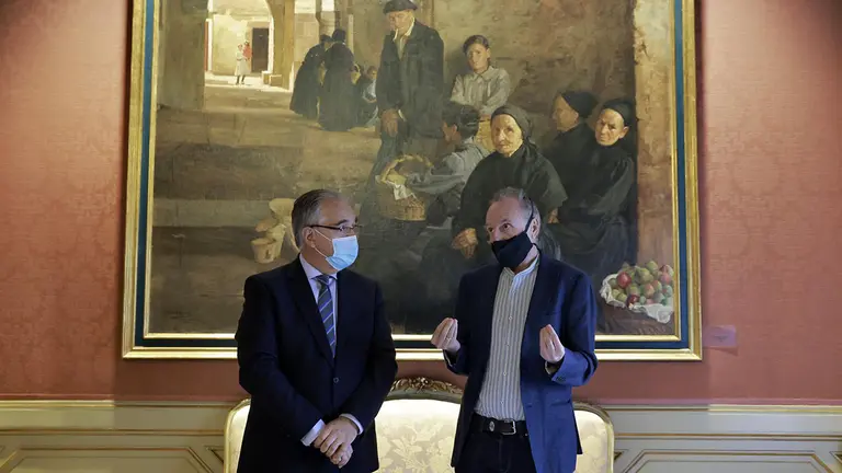 El alcalde de Pamplona, Enrique Maya, y el presidente de la Fundación Javier Ciga, Pello Fernández Oyaregui, firman un protocolo general de actuación relativo a la futura exposición permanente del artista pamplonés. JESÚS M GARZARON