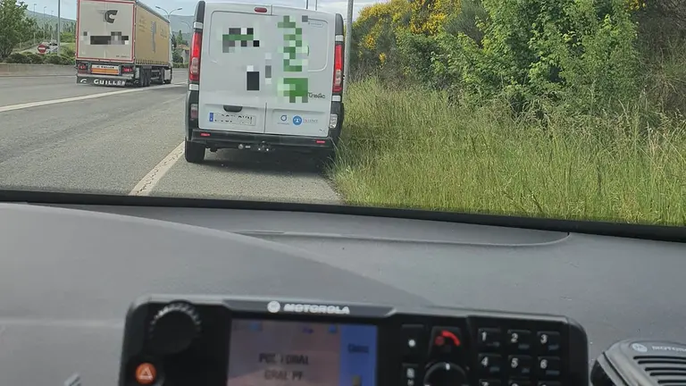 Furgoneta robada y pillada en una retención provacada por un accidente de un camión. POLICÍA FORAL