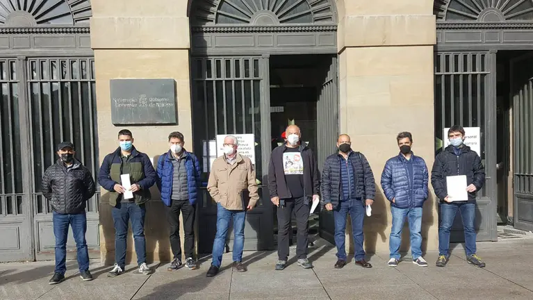 Representantes sindicales y de la plataforma 'Navarra por el Tren' presentan el 'Acuerdo por el Transporte Ferroviario de Álava' en el Registro del Gobierno de Navarra. NAVARRA POR EL TREN