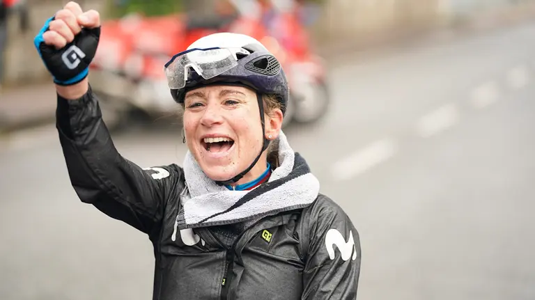 La holandesa Van Vleuten del Movistar team celebra el triunfo de etapa en Lekunberri. Cedida.