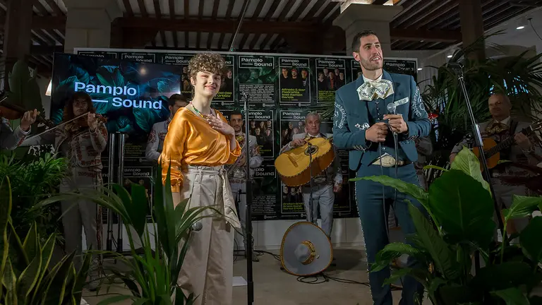 Anne Lukkin junto a Los tenampas interpretan el bolero 'Quisiera'. AYUNTAMIENTO DE PAMPLONA
