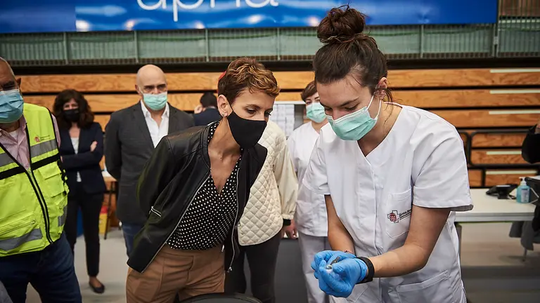 María Chivite, presidenta del Gobierno de Navarra y Santos Indurain, consejera de Salud, visitan las instalaciones de vacunación de la UPNA. PABLO LASAOSA  