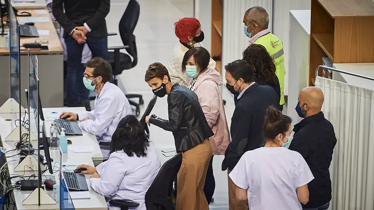Mar&iacute;a Chivite, presidenta del Gobierno de Navarra y Santos Indurain, consejera de Salud, visitan las instalaciones de vacunaci&oacute;n de la UPNA. PABLO LASAOSA  