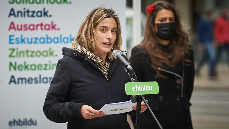 Miren Zabaleta presenta la exposición itinerante del 10º aniversario de EH Bildu. PABLO LASAOSA