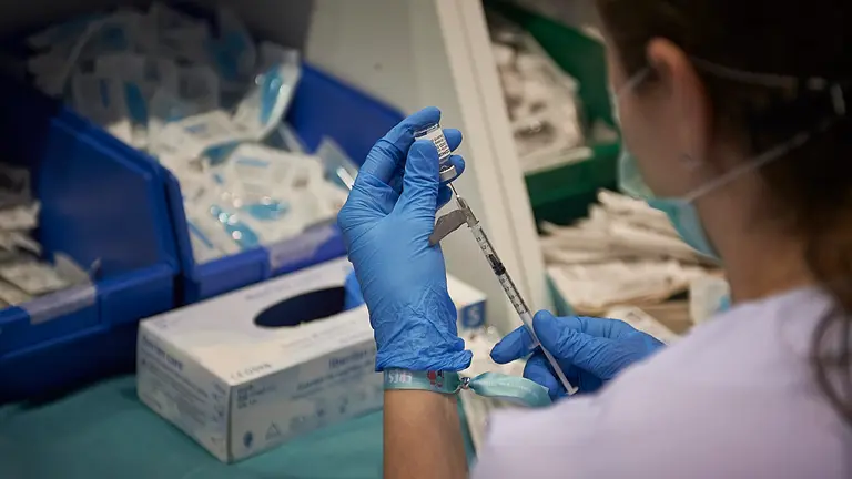 Una enfermera prepara vacunas de Pfizer contra el coronavirus en la UPNA de Pamplona. PABLO LASAOSA