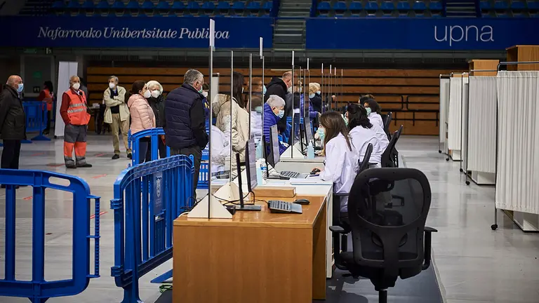 Varias personas en el control de acceso durante las vacunaciones contra el coronavirus en la UPNA de Pamplona. PABLO LASAOSA
