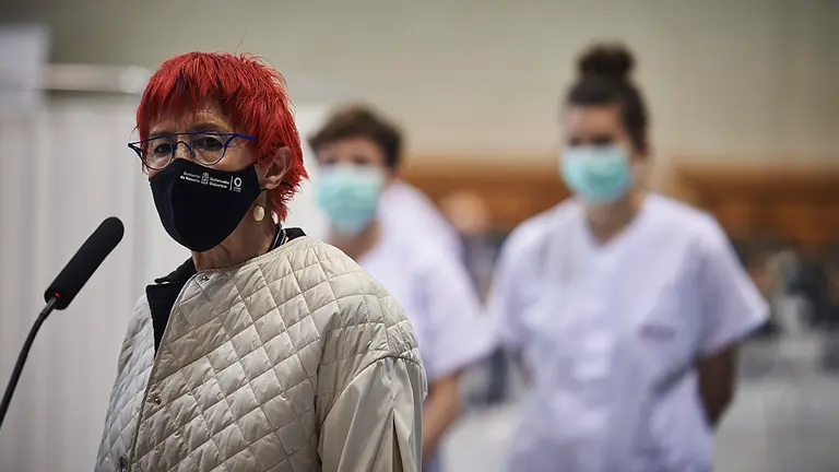 María Chivite, presidenta del Gobierno de Navarra y Santos Indurain, consejera de Salud, visitan las instalaciones de vacunación de la UPNA. PABLO LASAOSA  