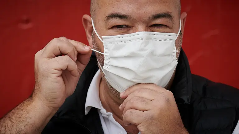 Antonio Izquierdo, se pone una de sus mascarillas con las que no se empañan las gafas. PABLO LASAOSA