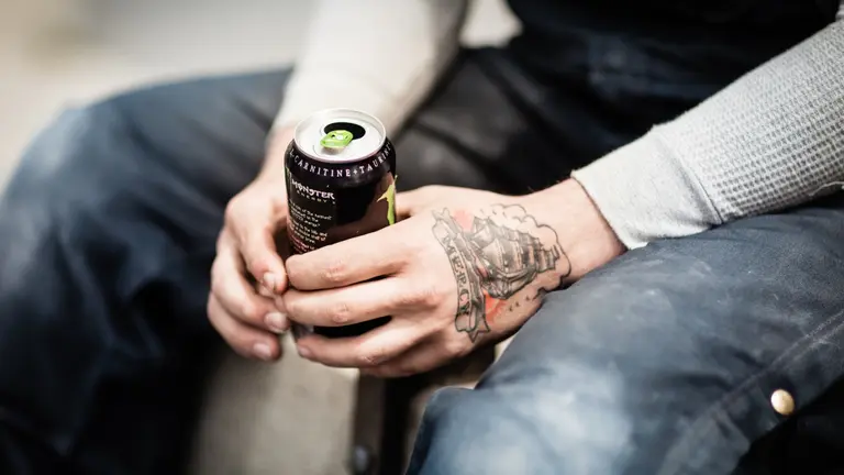 Un joven con una bebida energética en la mano. ARCHIVO