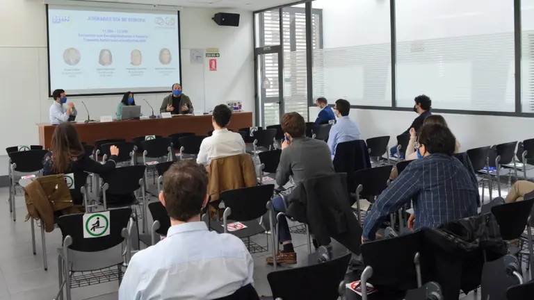 Pablo Zalba, Idoia Villanueva y Pernando Barrena participan en la jornada 'Día de Europa' en el Civivox Iturrama. CONSEJO DE LA JUVENTUD DE NAVARRA