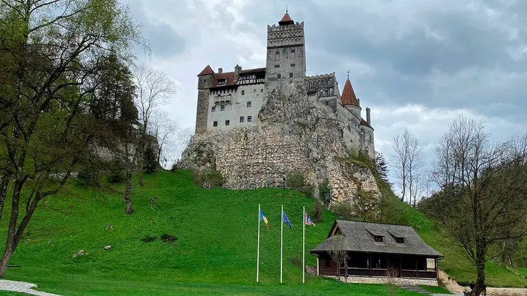 Vista panor&aacute;mica del castillo medieval de Bran, m&aacute;s conocido como castillo de Dr&aacute;cula. EFE/ Castillo de Bran