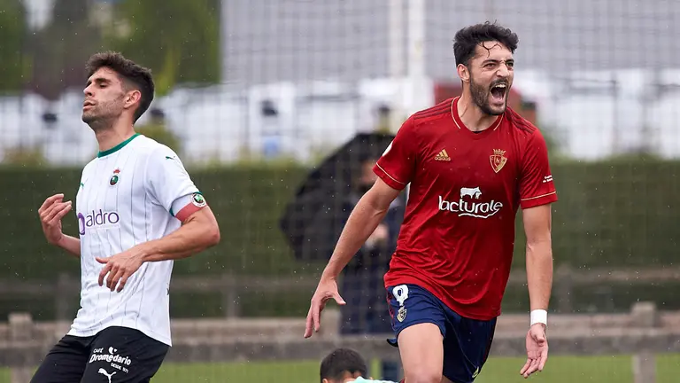 Partido entre Osasuna Promesas y Racing de Santander disputado en las instalaciones de Tajonar. MIGUEL OSÉS