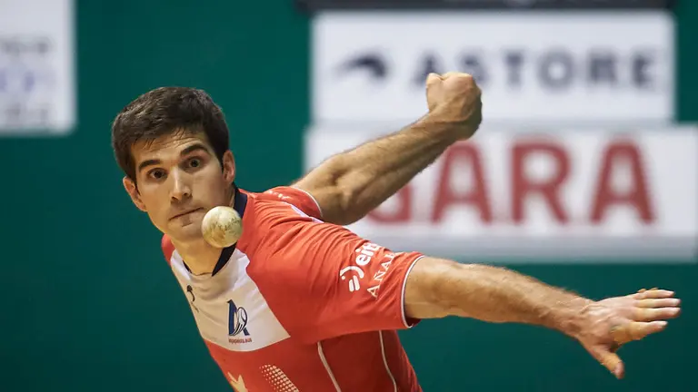 Zabaleta y Arteaga se enfrentan en el frontón Labrit de Pamplona. PABLO LASAOSA