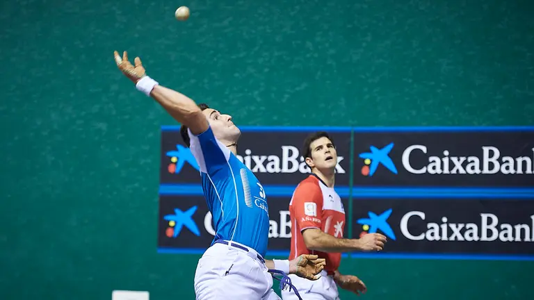 Zabaleta y Arteaga se enfrentan en el frontón Labrit de Pamplona. PABLO LASAOSA