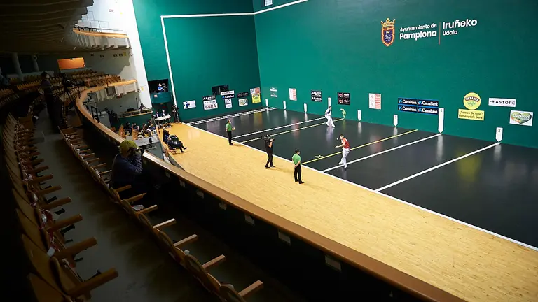 Zabaleta y Arteaga se enfrentan en el frontón Labrit de Pamplona. PABLO LASAOSA