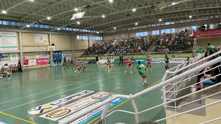 Partido entre el BM Bolaños y el Beti Onak en Ciudad Real. @blazquezbalonma