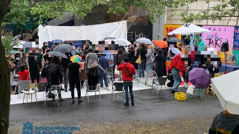 Macro fiesta en Echavacoiz que fue disuelta por la Policía Municipal de Pamplona.