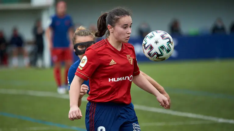 Osasuna Femenino se enfrenta al Atlético de Madrid en las instalaciones de Tajonar. MIGUEL OSÉS