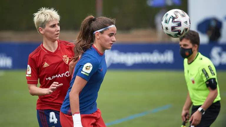 Osasuna Femenino se enfrenta al Atlético de Madrid en las instalaciones de Tajonar. MIGUEL OSÉS