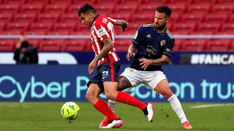 El delantero argentino del Atlético de Madrid Ángel Correa, y el defensa de Osasuna Rubén García, durante el partido de la Liga de la jornada 37 que se disputa en el estadio Wanda Metropolitano.- EFE/ Rodrigo Jiménez