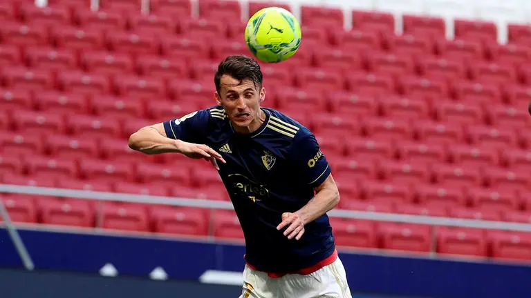 El delantero croata Ante Budimir remata para marcar gol ante el Atlético de Madrid, durante el partido de la Liga de la jornada 37 contra Osasuna que se disputa en el estadio Wanda Metropolitano.- EFE/ Rodrigo Jiménez