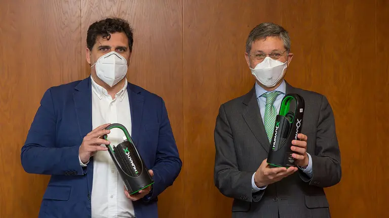 José Andrés Gómez Cantero (d), director general de la Clínica Universidad de Navarra, y Rafael Contreras, cofundador y presidente de Humanox, firman un acuerdo de intenciones. - MANUEL CASTELLS