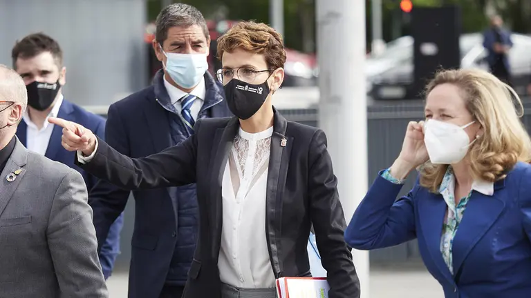 La presidenta del Gobierno de Navarra, María Chivite (i), y la ministra de Asuntos Económicos, Nadia Calviño, en Pamplona. - EDUARDO SANZ-EUROPA PRESS