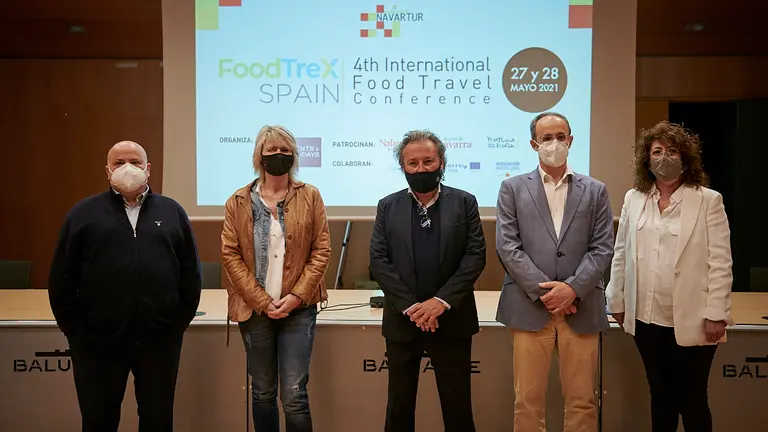Maitena Ezkutari, directora general de Turismo de Navarra; Carmen Alba, concejala de Turismo de Ayuntamiento de Pamplona; Luis Cortés, director de Navartur y FoodTrex Spain; Juanma Intxaurrandieta, gerente de Intia-Reyno Gourmet; y Nacho Calvo, gerente de la Asociación de Hostelería y Turismo de Navarra intervienen en la rueda de prensa de presentación de la 16ª Feria Navartur Reyno de Navarra y el 4º Congreso Internacional de Turismo Gastronómico, FoodTrex Spain. PABLO LASAOSA