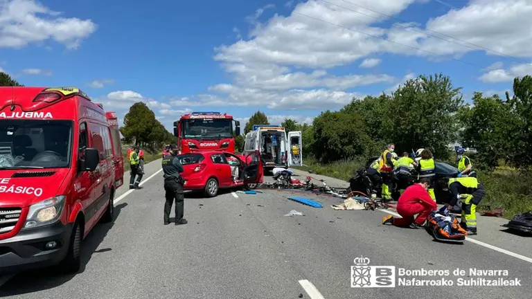 Imagen del accidente en la N-121, a la altura de Olite. BOMBEROS DE NAVARRA