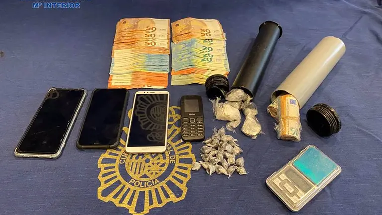 Material intervenido por la Policía Nacional tras detener a dos personas por tráfico de drogas. POLICÍA NACIONAL