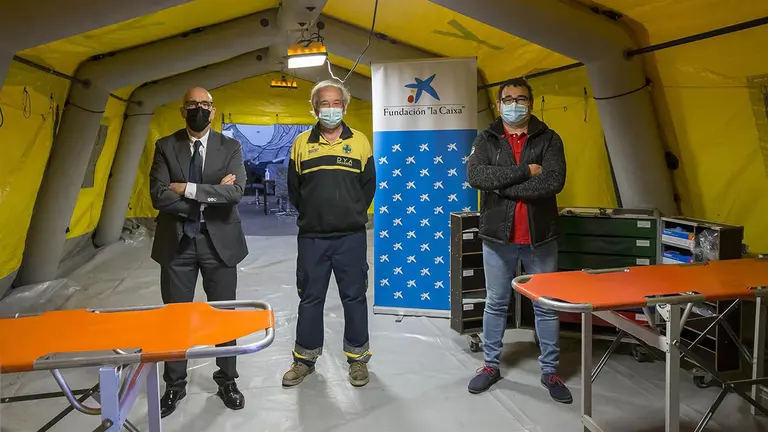 Representantes de CaixaBank y DYA en el hospital de campaña. CAIXABANK