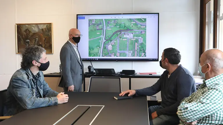 El consejero Ciriza en un momento del encuentro con el alcalde de Baztán, Joseba Otondo, el concejal de obras públicas de Baztán, Florentino Goñi, y el alcalde jurado de Elizondo, Aitor Bazterrika. GOBIERNO DE NAVARRA