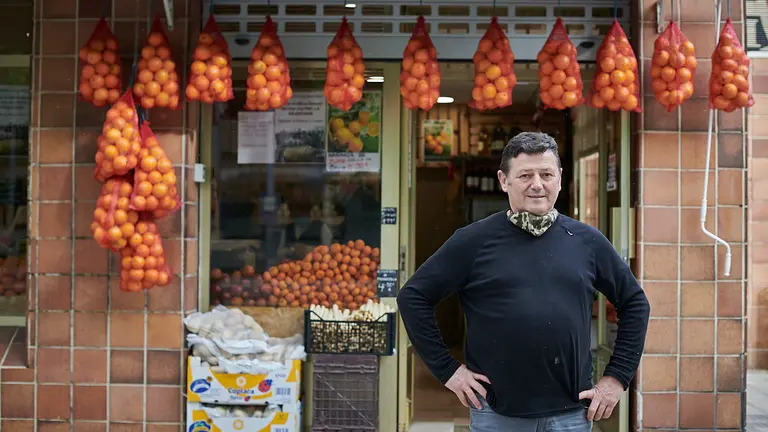 “La naranja valenciana” frutería de la calle Fuente del Hierro en el barrio pamplonés de Iturrama. PABLO LASAOSA