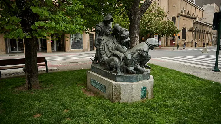 Estatua de Ignacio de Loyola en la avenida de San Ignacio de Pamplona. PABLO LASAOSA