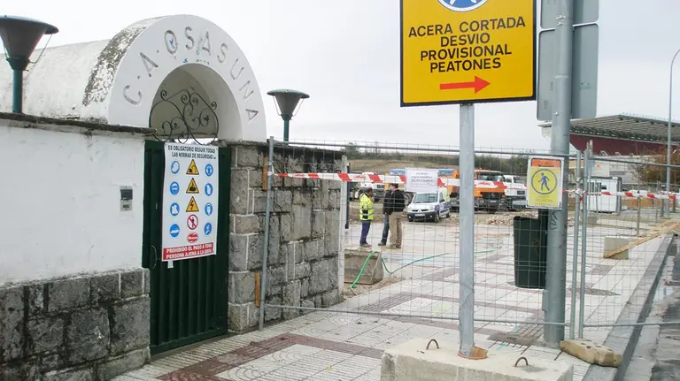 La antigua entrada a las piscinas de Osasuna y al fondo El Sadar en octubre de 2009. Navarra.com