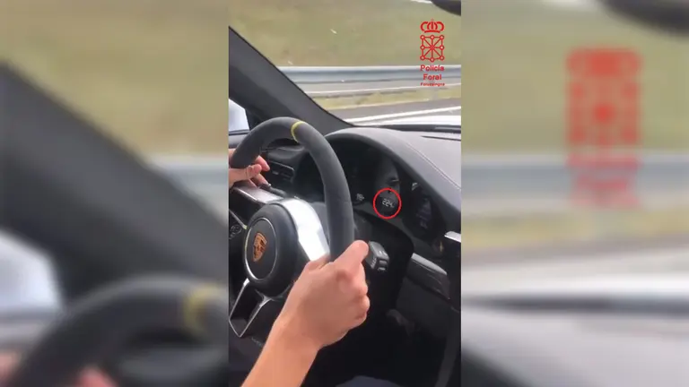 Cuentakilómetros en el que marca los 224 km por hora alcanzados en la autovía del Pirineo, en Navarra. POLICÍA FORAL