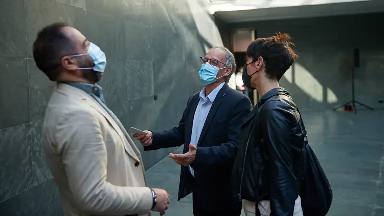 Ramón Alzorriz, portavoz del PSN, junto a Adolfo Araiz, miembro de Eh Bildu, y la consejera de Economia y Hacienda Elma Saiz, durante el pleno del parlamento de Navarra. MIGUEL OSÉS