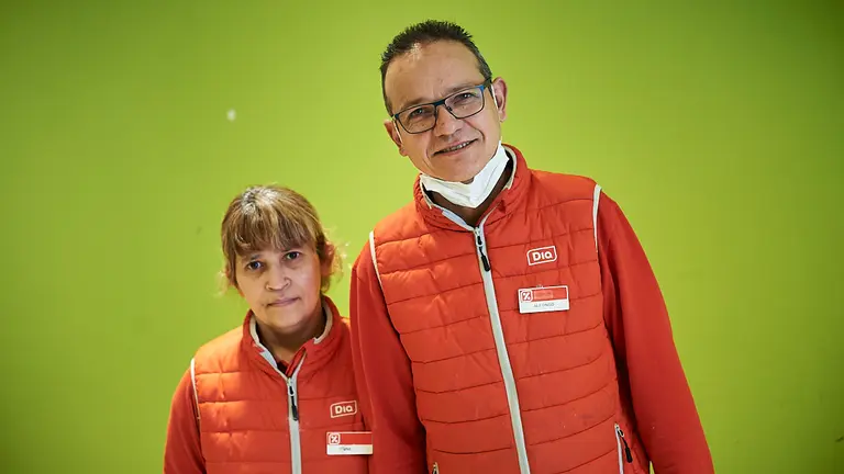 Alfonso Rojas y Bibiana Saldaña en el supermercado Dia en la calle Abejeras de Pamplona. PABLO LASAOSA