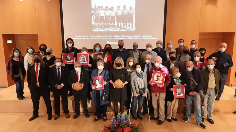Representantes del Gobierno de Navarra y del C.A. Osasuna acompañados de los homenajeados. GOBIERNO DE NAVARRA.