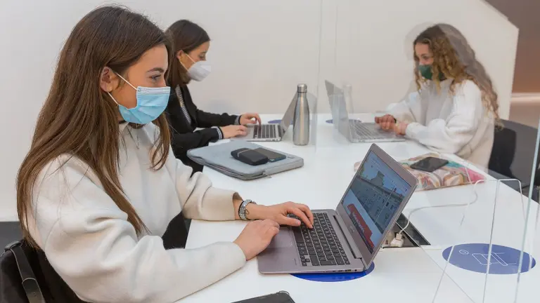 Tres alumnas de la UNAV estudian en uno de los espacios habilitados para ello. UNIVERSIDAD DE NAVARRA