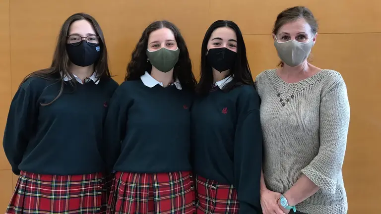 De izquierda a derecha, Loreto Viñeta, Eugenia Moratinos y Sofía Bergasa, ganadoras de la VIII edición del concurso Vidiomas, junto con la profesora Sofía Bergasa. UNAV