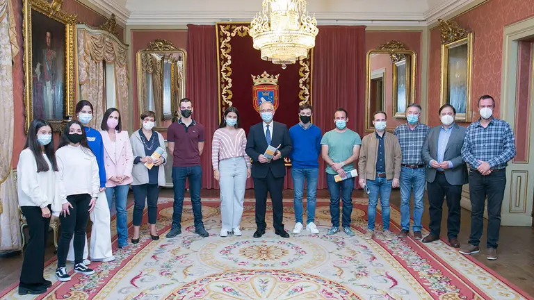 Un grupo de alumnos del colegio Claret Larraona comparte con los representantes de los grupos municipales un trabajo sobre el código ético del buen ejercicio de la política. AYUNTAMIENTO DE PAMPLONA