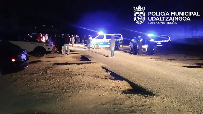 Imagen de la intervención policial. POLICÍA MUNICIPAL DE PAMPLONA

La Policía Municipal de Pamplona ha identificado este pasado fin de semana a 27 personas que hacían botellón en la trasera del Cementerio de la capital navarra.

SOCIEDAD ESPAÑA EUROPA NAVARRA
POLICÍA MUNICIPAL DE PAMPLONA