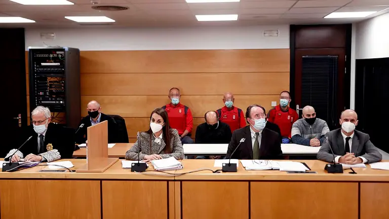 GRAFCAV5464. PAMPLONA, 24/05/2021.- La Audiencia Provincial de Navarra acoge desde este lunes el juicio con jurado por un triple crimen perpetrado en Cáseda en septiembre de 2018, tras el enfrentamiento entre dos familias. En sus conclusiones provisionales, el fiscal solicita 60 años de prisión —20 por cada uno de los tres delitos de asesinato— para los tres acusados —padre y dos hijos— de la muerte de Fermín J.E., de 50 años, y de dos de sus hijos, José Antonio y Cristian, de 20 y 17 años, quienes fallecieron a consecuencia de los disparos de escopeta recibidos. En la imagen, el fiscal (i) el abogado de la acusación particular (2i), en primer termino los abogados de los acusados y detrás los tres procesados.  EFE/ Jesús Diges Pool
